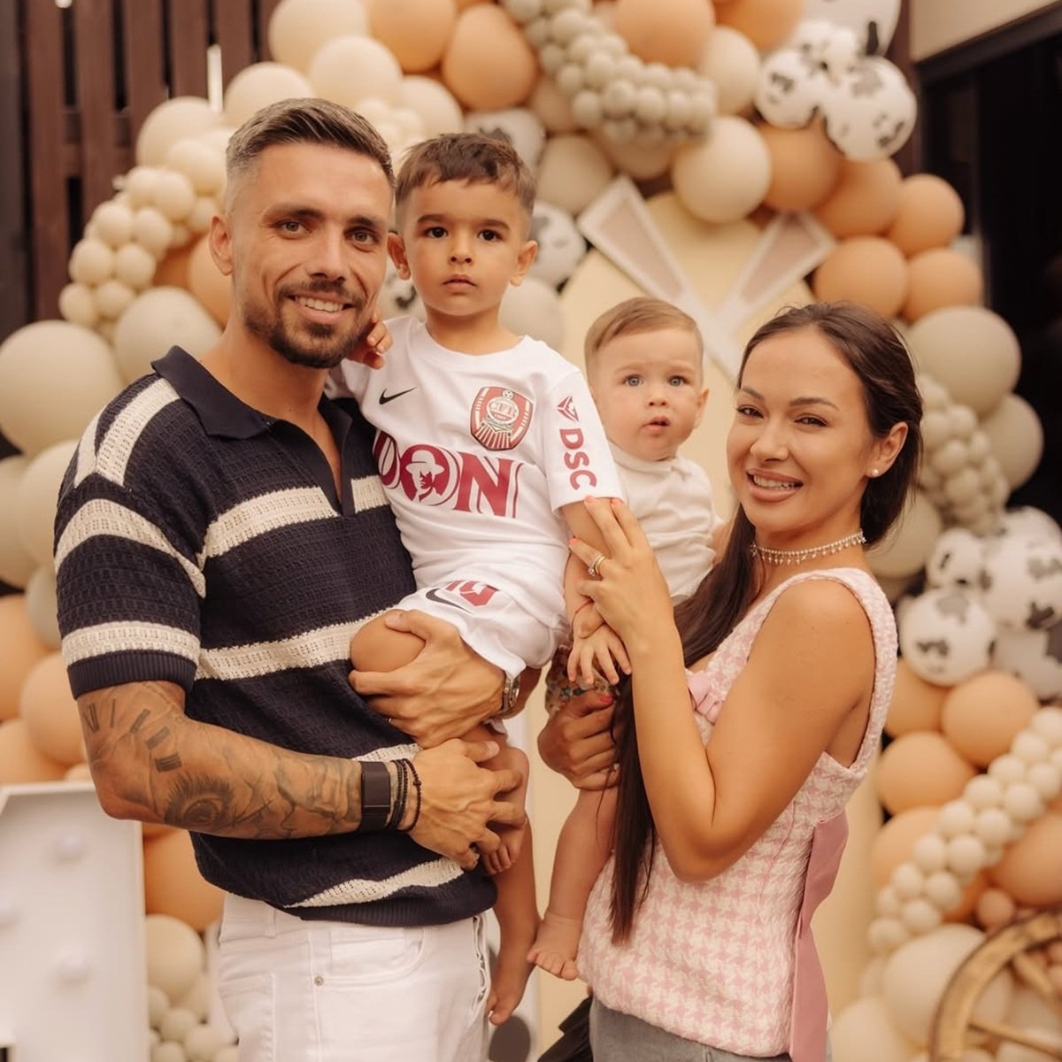 Vlăduța Lupău a fost din nou taxată dur după ce a postat o imagine de familie. "Facem chetă pentru un demachiant"