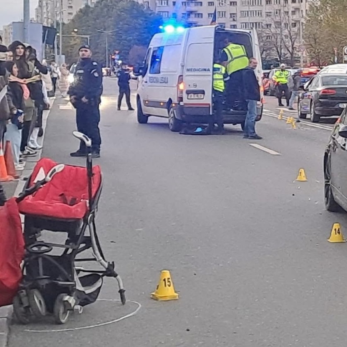 O mamă și copilul ei au fost spulberați pe trecerea de pietoni pe o stradă din București. Femeia a murit încercând să-și salveze fetița de 2 ani, care este în stare gravă acum