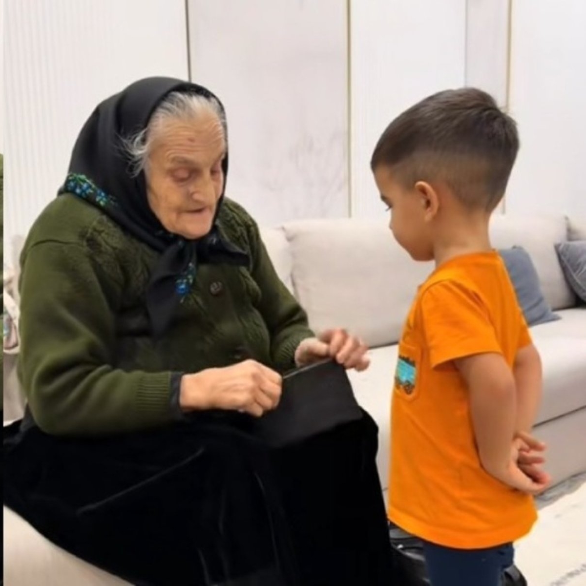 Vlăduța Lupău și-a făcut fanii să plângă! A postat un videoclip emoționant cu străbunica băieților ei: „Și la voi când vin străbunicii vă dau cadou?”