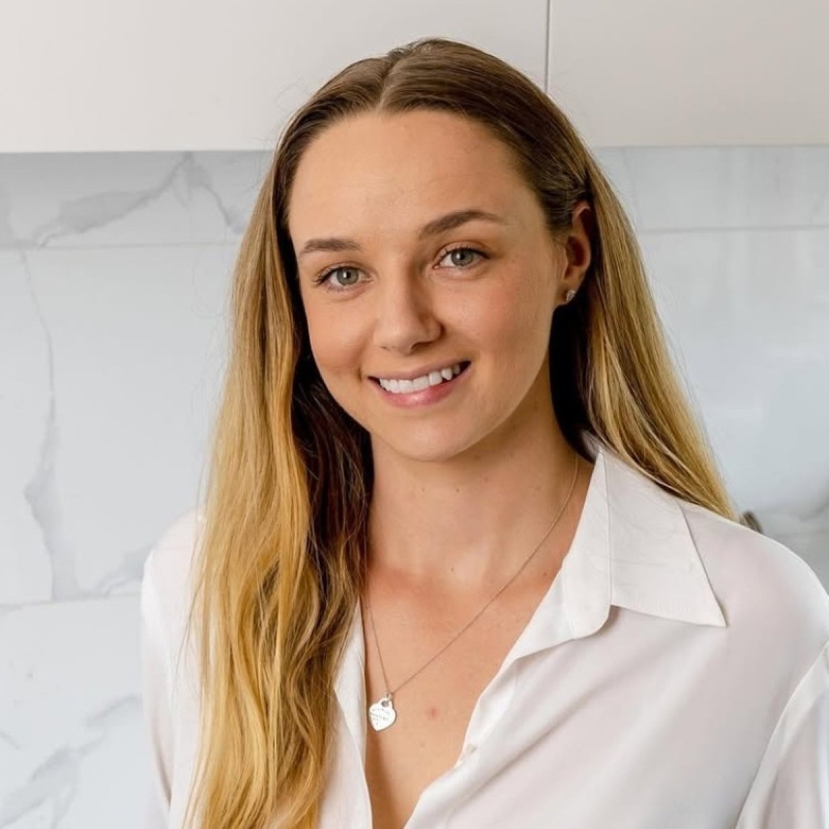 O influenceriță de 30 de a murit tragic după ce a ales să nască acasă. Fiul ei nou-născut a rămas acum orfan