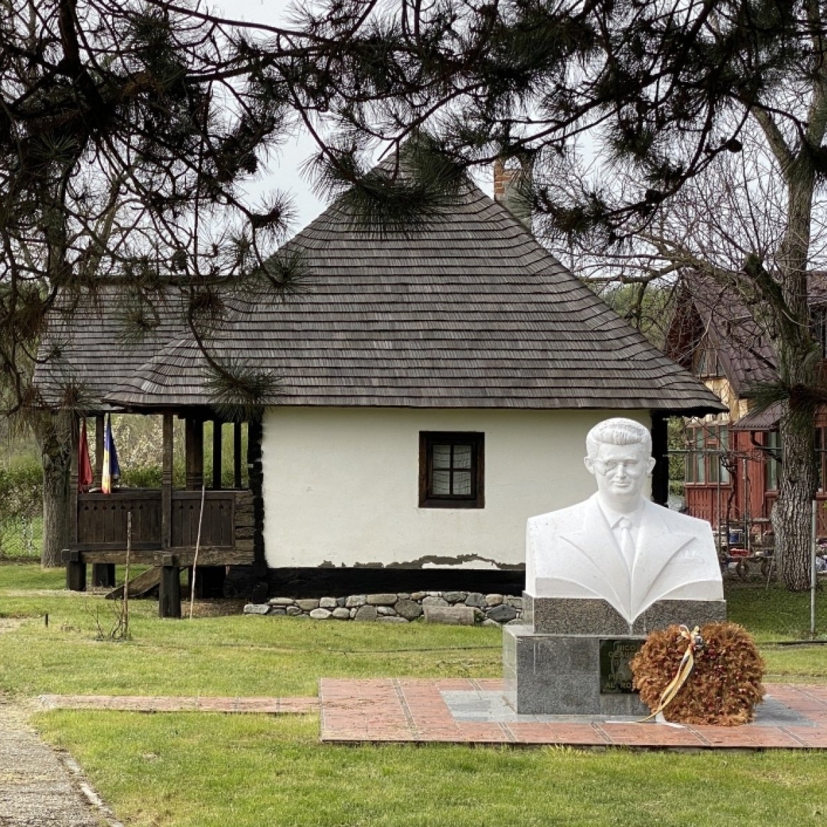 Casa din Scornicești a lui Nicolae Ceaușescu s-a transformat în loc de pelerinaj. Oamenii sunt curioși să vadă unde s-a născut „cel mai iubit fiu al poporului”