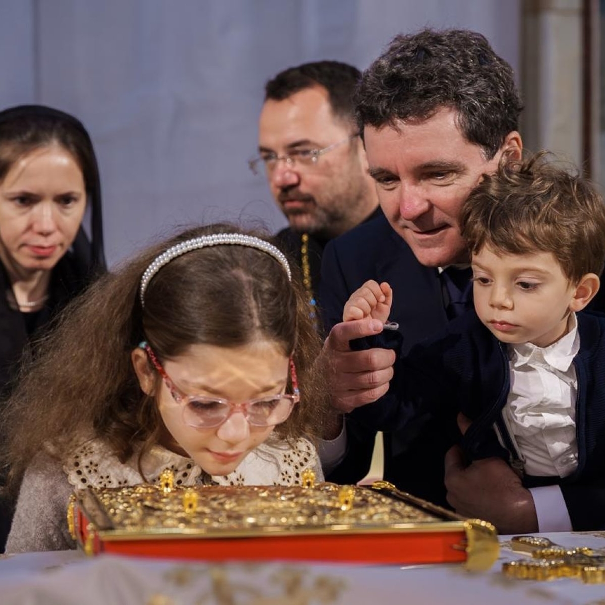 Fiul lui Nicușor Dan a făcut senzație la ceremonia de sfințire a Catedralei Mântuirii Neamului. A demonstrat tuturor cât e de dezinvolt