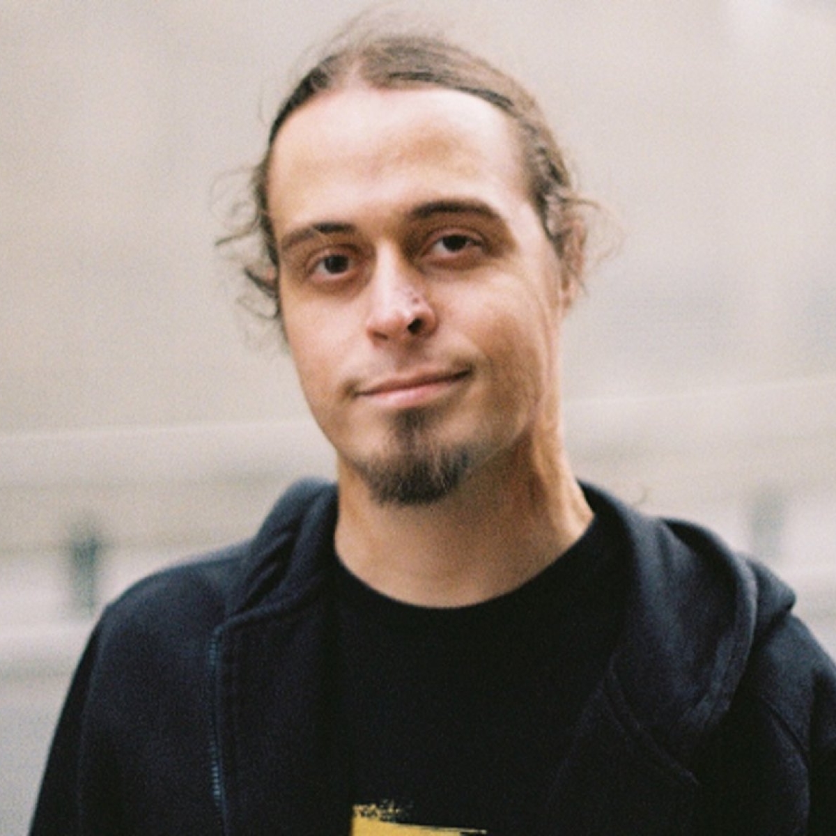 Au trecut 10 ani de la momentul în care Pavlos, la numai 15 ani, și-a salvat prietenul în scaun cu rotile din incendiul de la Colectiv. A fost la un pas de moarte în repetate rânduri și a rămas mutilat, dar trăiește