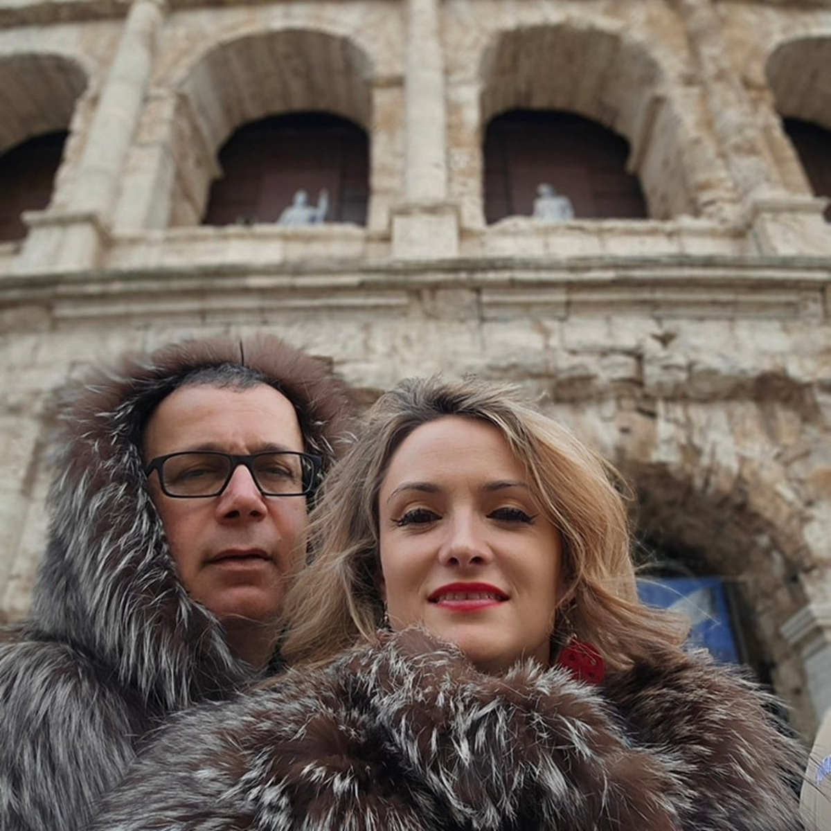 Amalia Bellantoni a fost arestată pentru tâlhărie și lovire. Împreună cu soțul ei ar fi agresat un cuplu de bătrâni