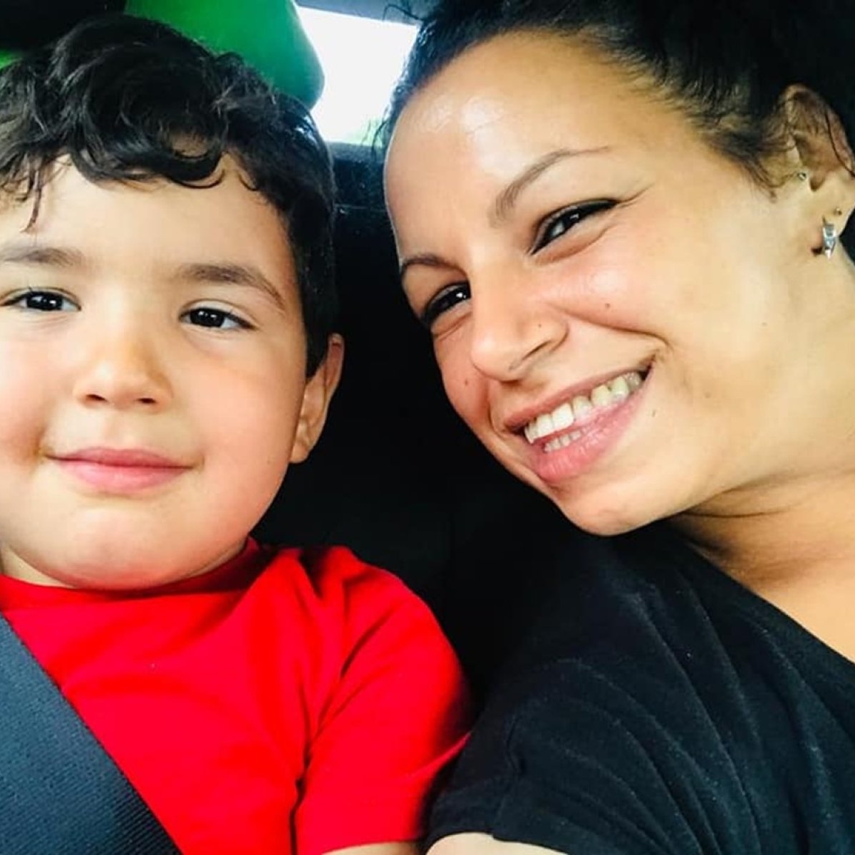 O mamă și fiul ei de 8 ani au fost găsiți morți la distanță de câteva ore. Femeia ar fi amenințat în repetate rânduri că-și va pune capăt zilelor