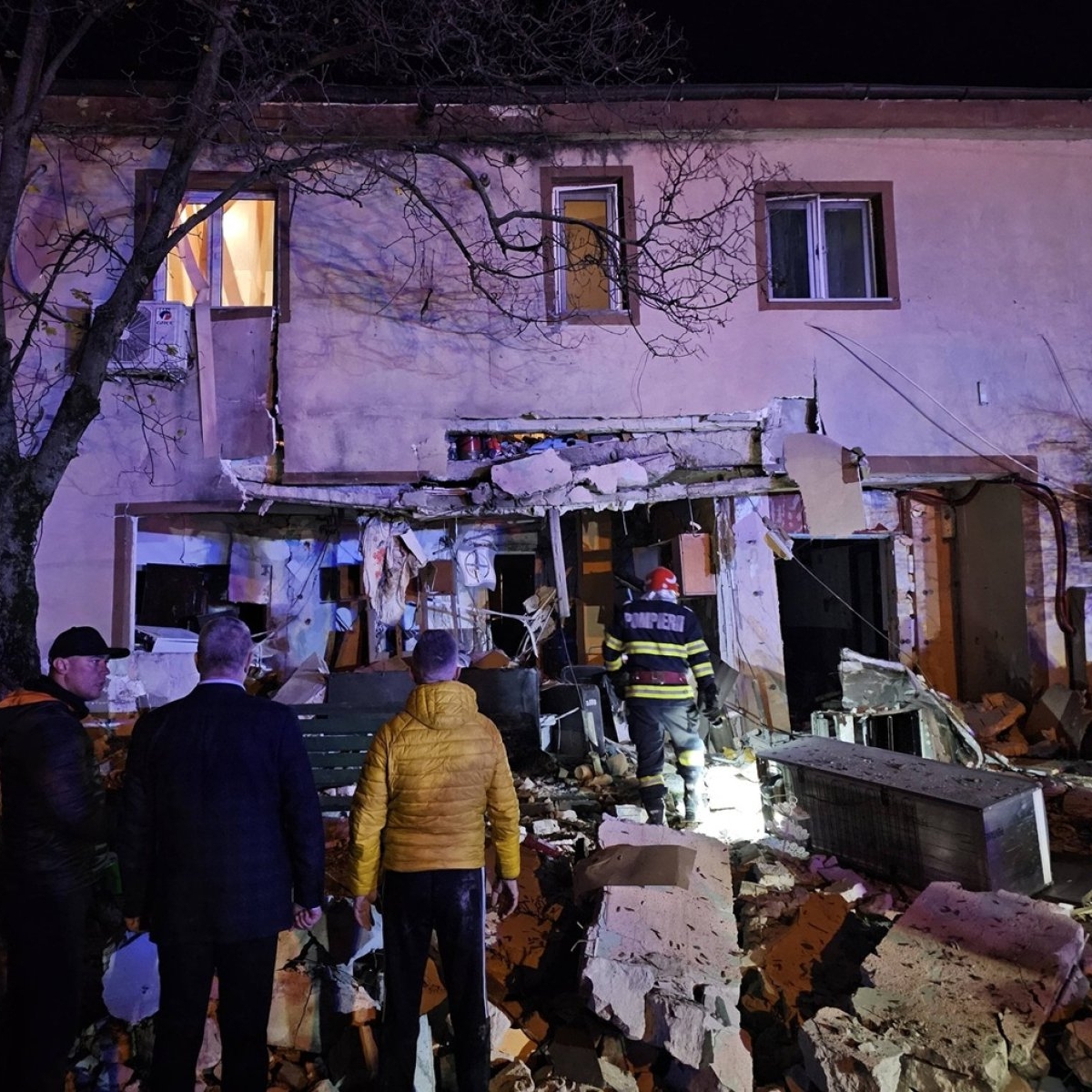 Explozie puternică în Buftea. Trei victime, printre care și un copil, se află la spital. Clădirea riscă să se prăbușească