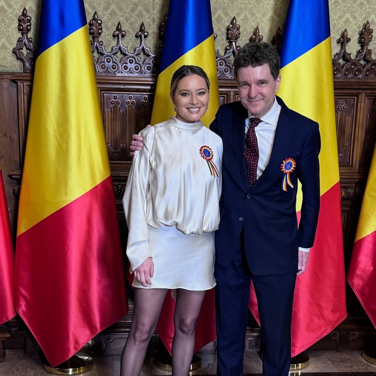 Laura Cosoi, pusă la zid de urmăritori după ce s-a fotografiat cu Nicușor Dan. „Ai ales să fii mascotă pentru un președinte neales și nedorit!"