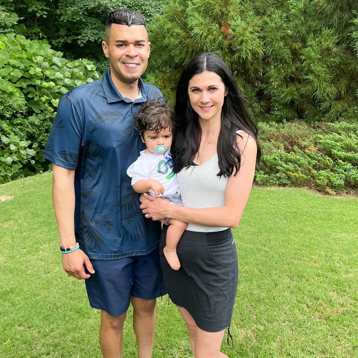 O celebră prezentatoare tv și soțul ei au fost găsiți morți în propria locuință. Fiul lor de trei ani a fost găsit în viață și fără urme de violență