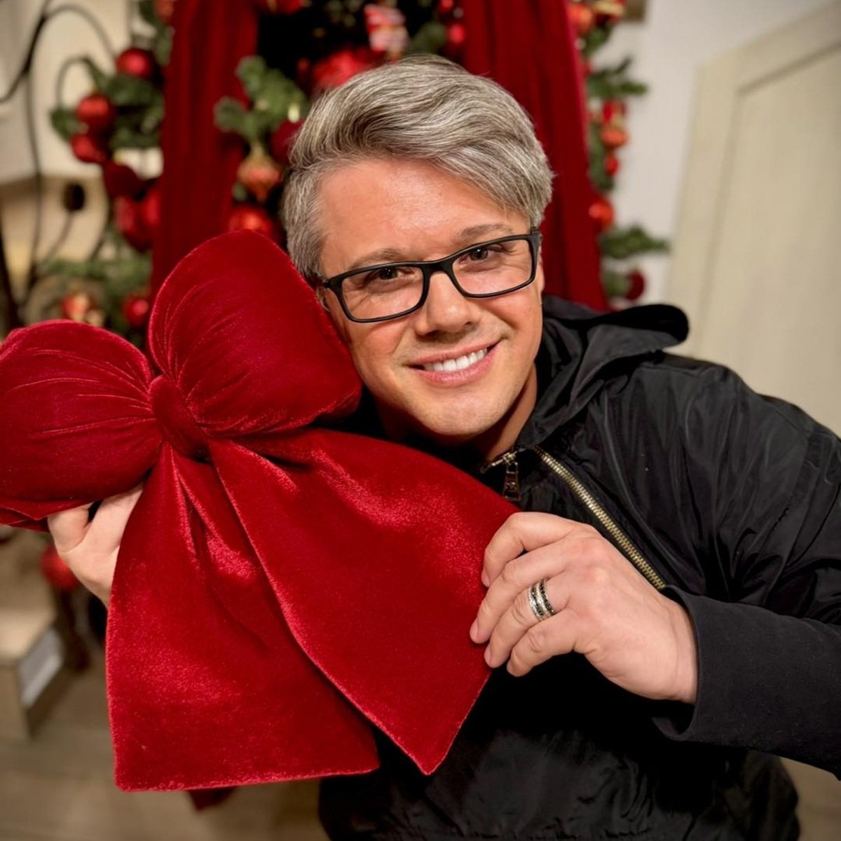 Fuego, dar cu totul special pentru români în prag de sărbători! A refăcut hitul „Împodobește, mamă, bradul!" alături de cele mai bune voci din România