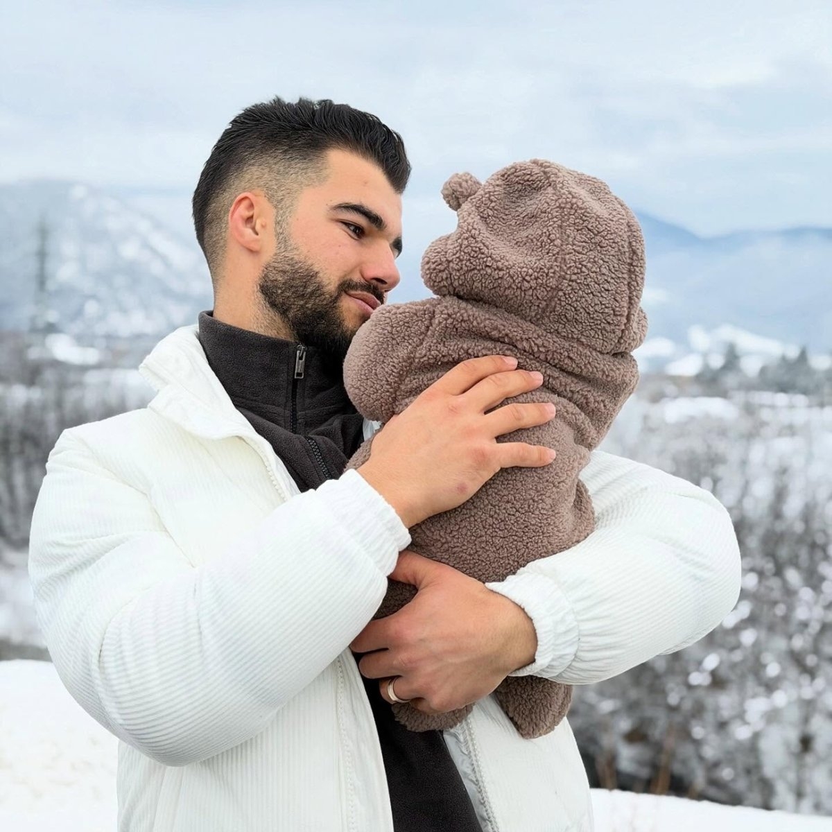 Primele imagini cu bebelușul lui Iancu Sterp. Ce nume poartă cel mai mic nepot al Mamei Geta