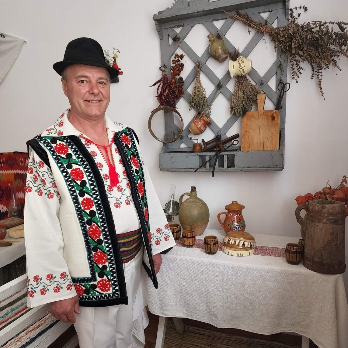 Cântărețul de muzică populară Aurică Totolici, condamnat la 17 ani și jumătate de închisoare, după ce ar fi violat trei minori