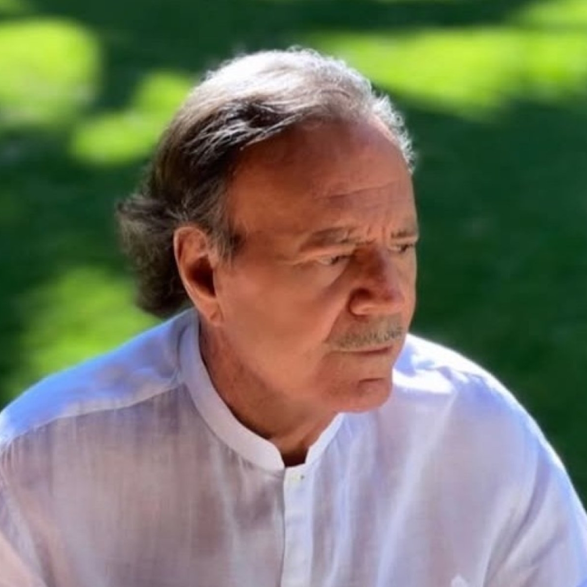 Julio Iglesias este acuzat de hărțuire sexuală și comportament degradant. Detalii neștiute despre abuzurile lui din Republica Dominicană și Bahamas
