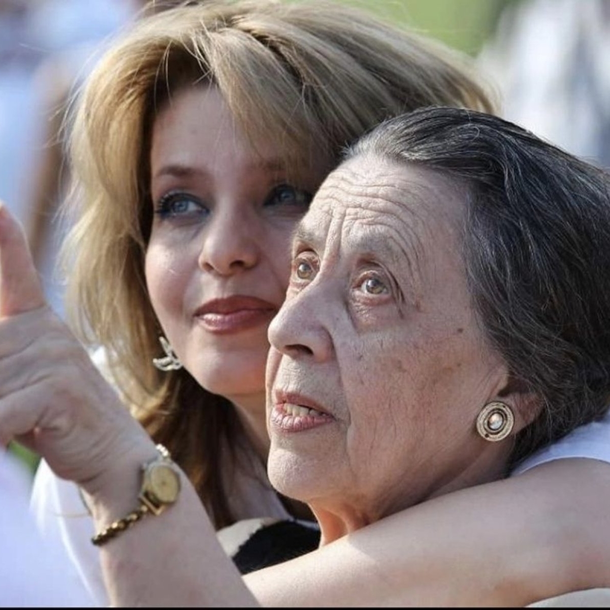 A murit mama Biancăi Brad. "Mama a plecat, într-o zi cu soare, să se întâlnească cu Emma...cu tata...cu sora"