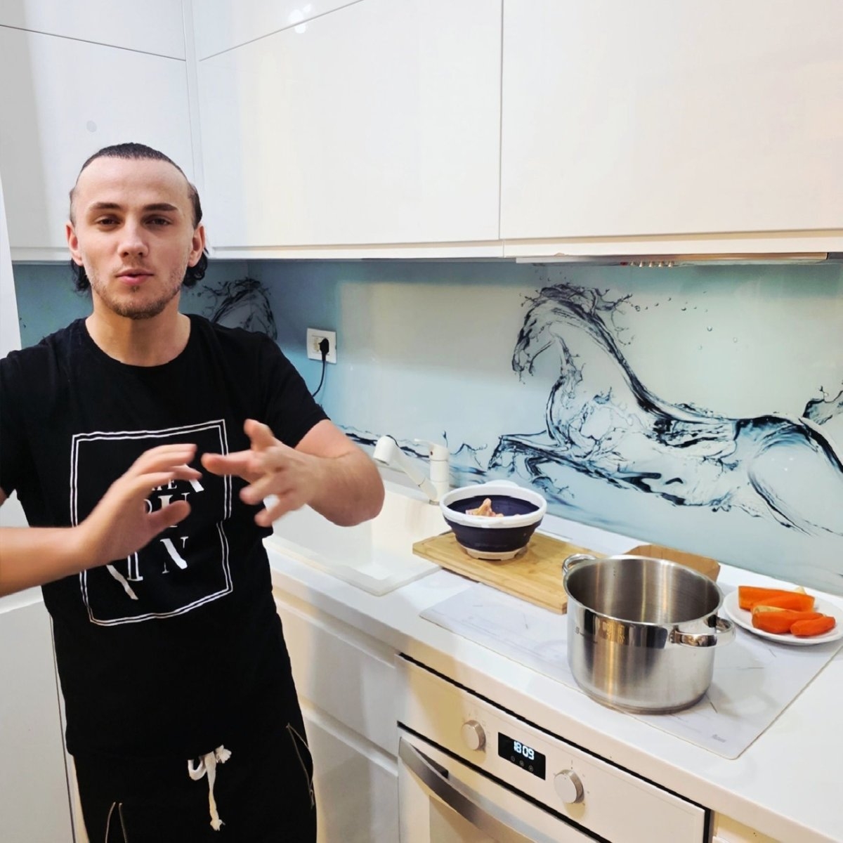 Mihai Trăistariu nu-și mai dorește o iubită care să știe să gătească. A învățat să facă ciorbă cu ChatGPT