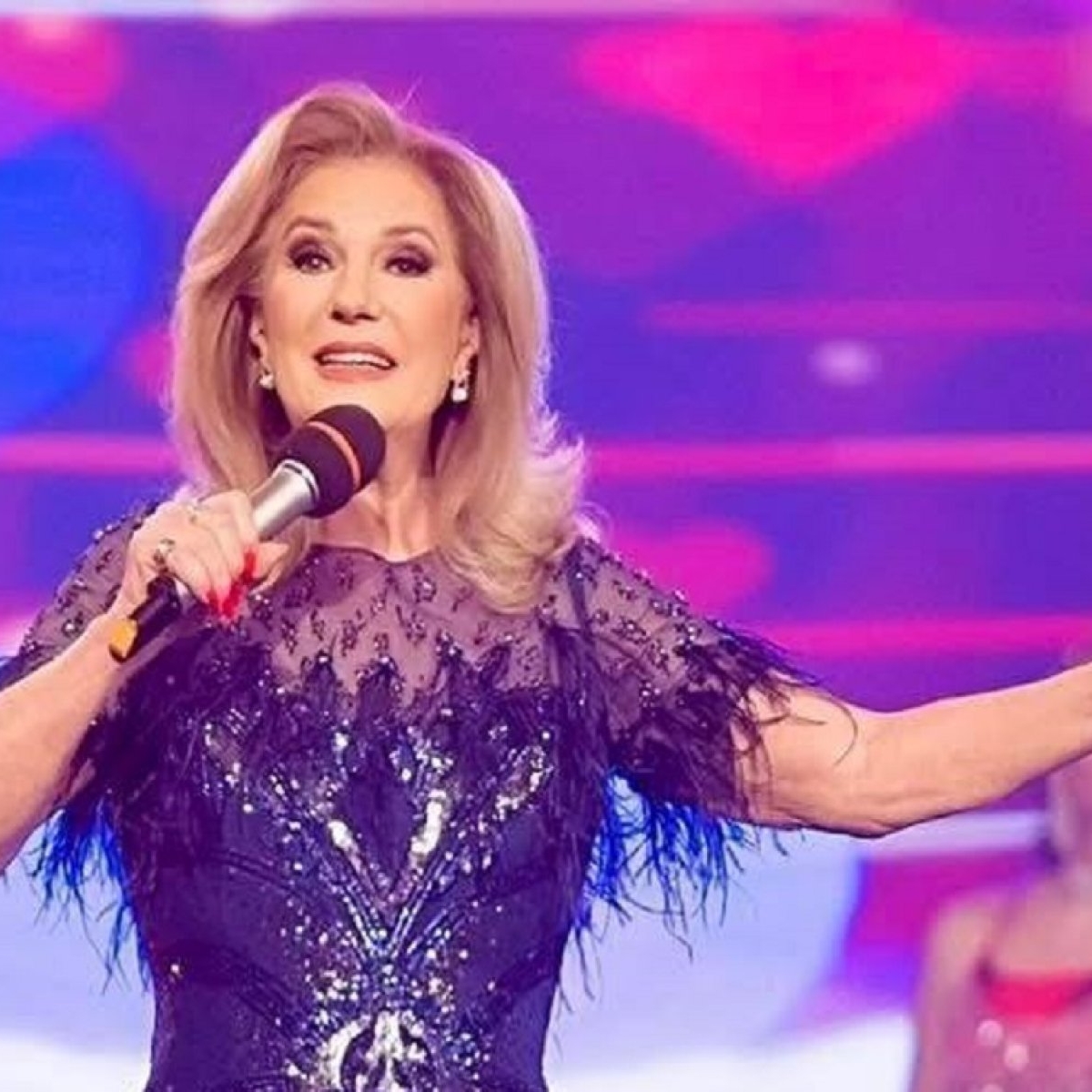 Stela Enache a împlinit recent 76 de ani, dar susține că se descurcă tot mai greu cu pensia de când au crescut taxele. „Văd că încă e haos”