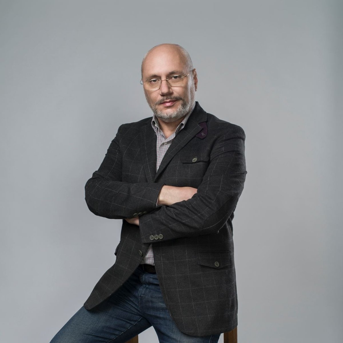 Medicul Cristian Andrei, dus la audieri după ce anchetatorii au făcut percheziții la domiciliul său. Este acuzat de agresiune sexuală și de exercitarea unei profesii fără drept de practică