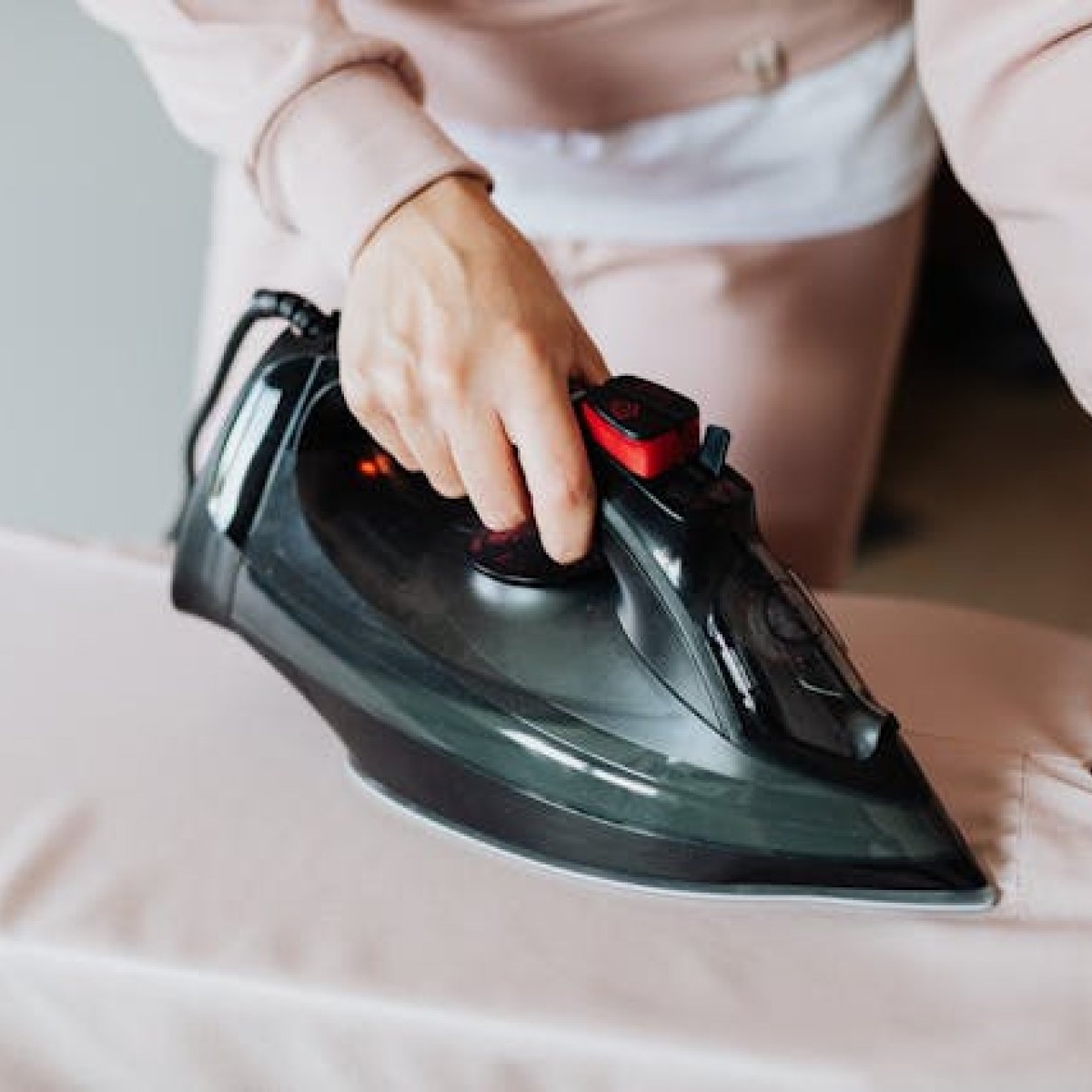 Cum cureți fierul de călcat