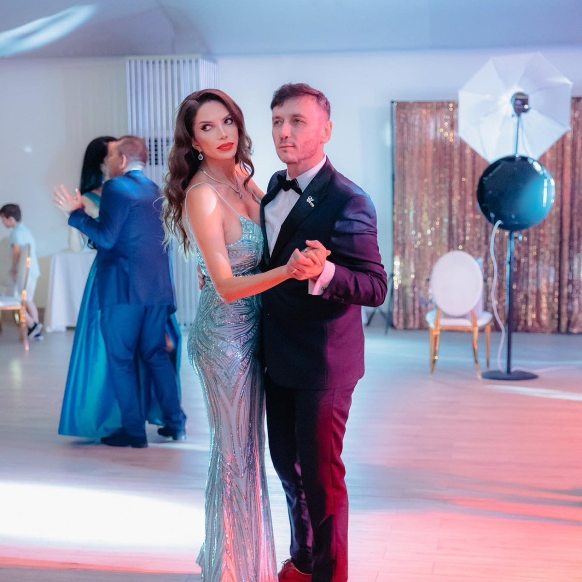 Sunt căsătoriți de trei ani, dar nu se satură unul de celălalt. Cristina Spătar și soțul ei se iubesc la fel ca-n prima zi: „E cu mine peste tot”