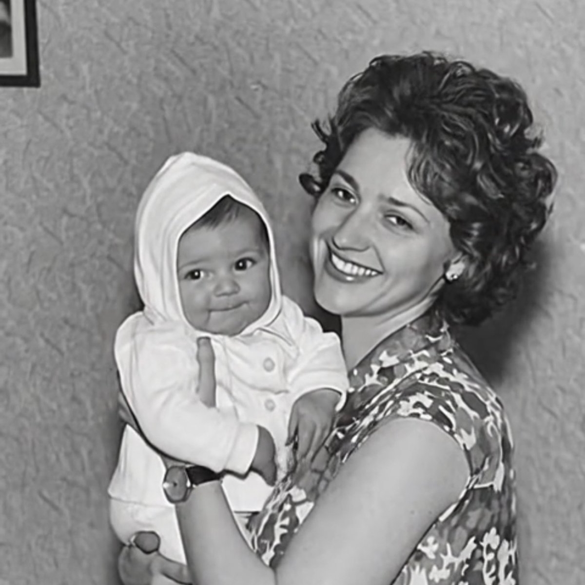 Îl recunoști? Este unul dintre cei mai iubiți prezentatori TV din România, care a rămas orfan de mamă la numai 10 ani