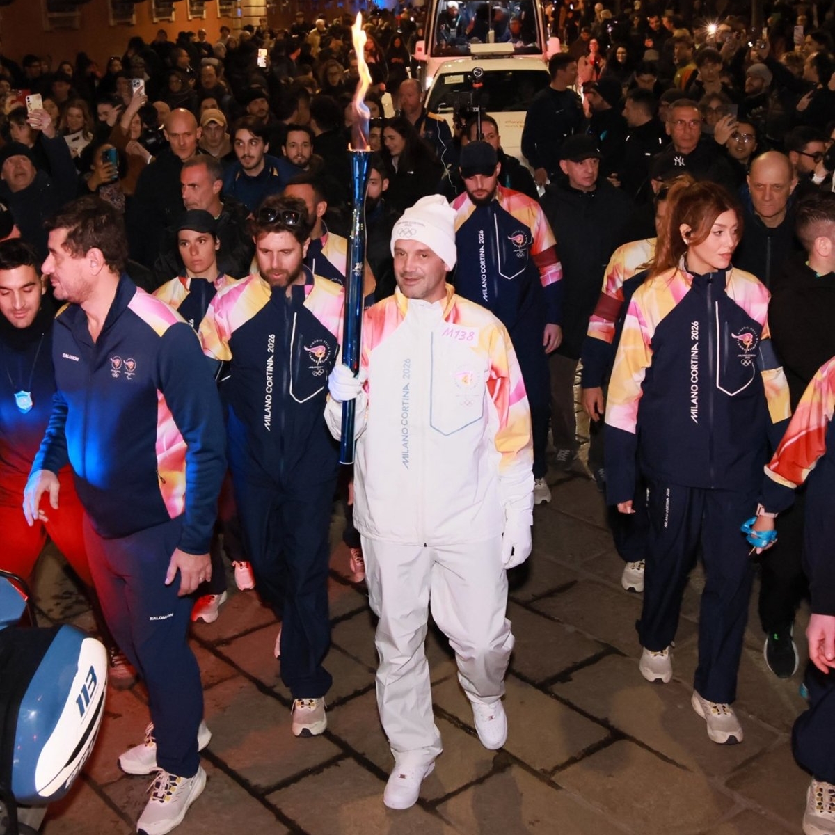 Cristi Chivu a purtat flacăra olimpică pe străzile din Milano, în aplauzele italienilor. Românul este unul dintre cei mai apreciați sportivi din Italia