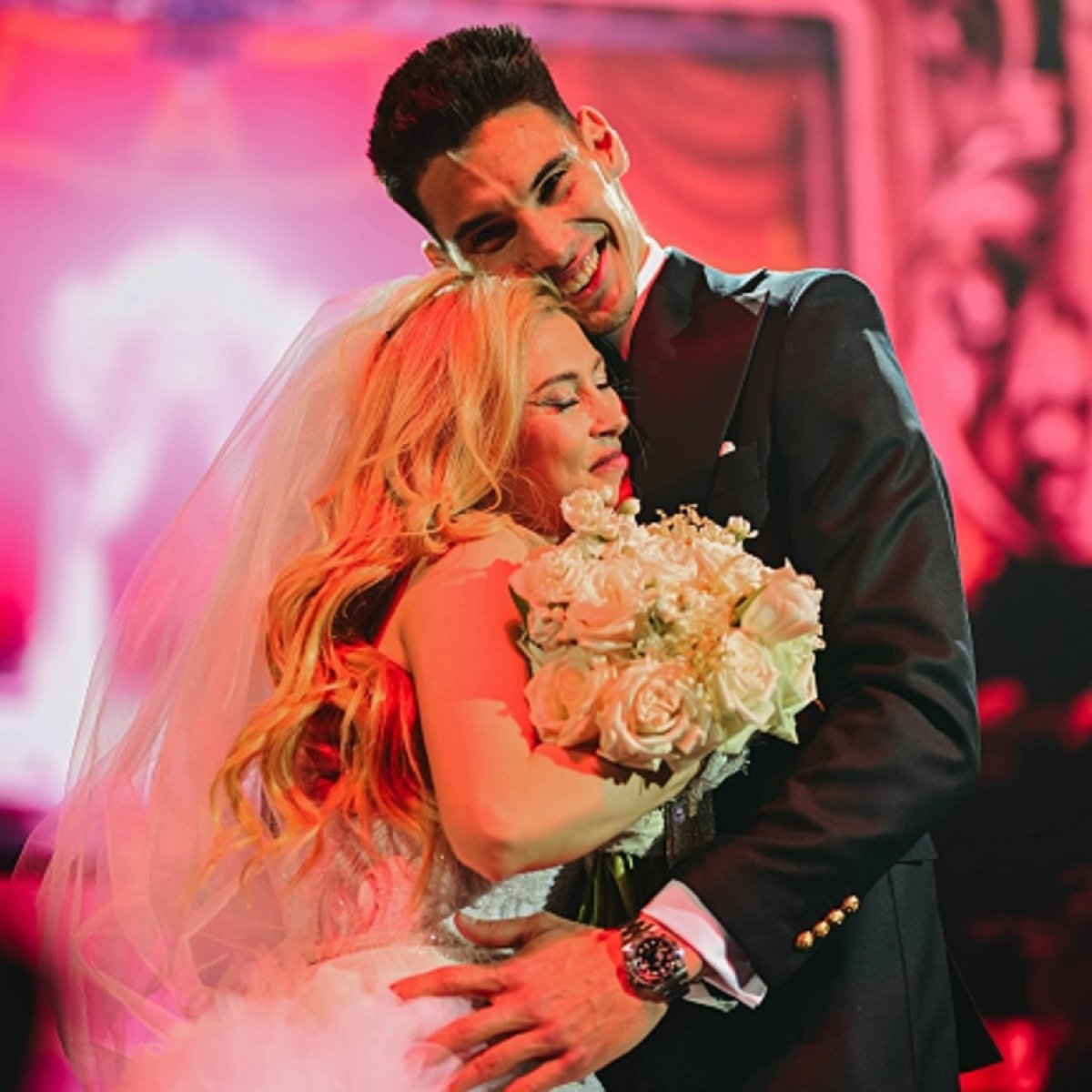 Andreea Bălan radiază în rochie de mireasă alături de Victor Cornea. Ce cadou unic i-a făcut în fața zecilor de oameni de la Sala Palatului