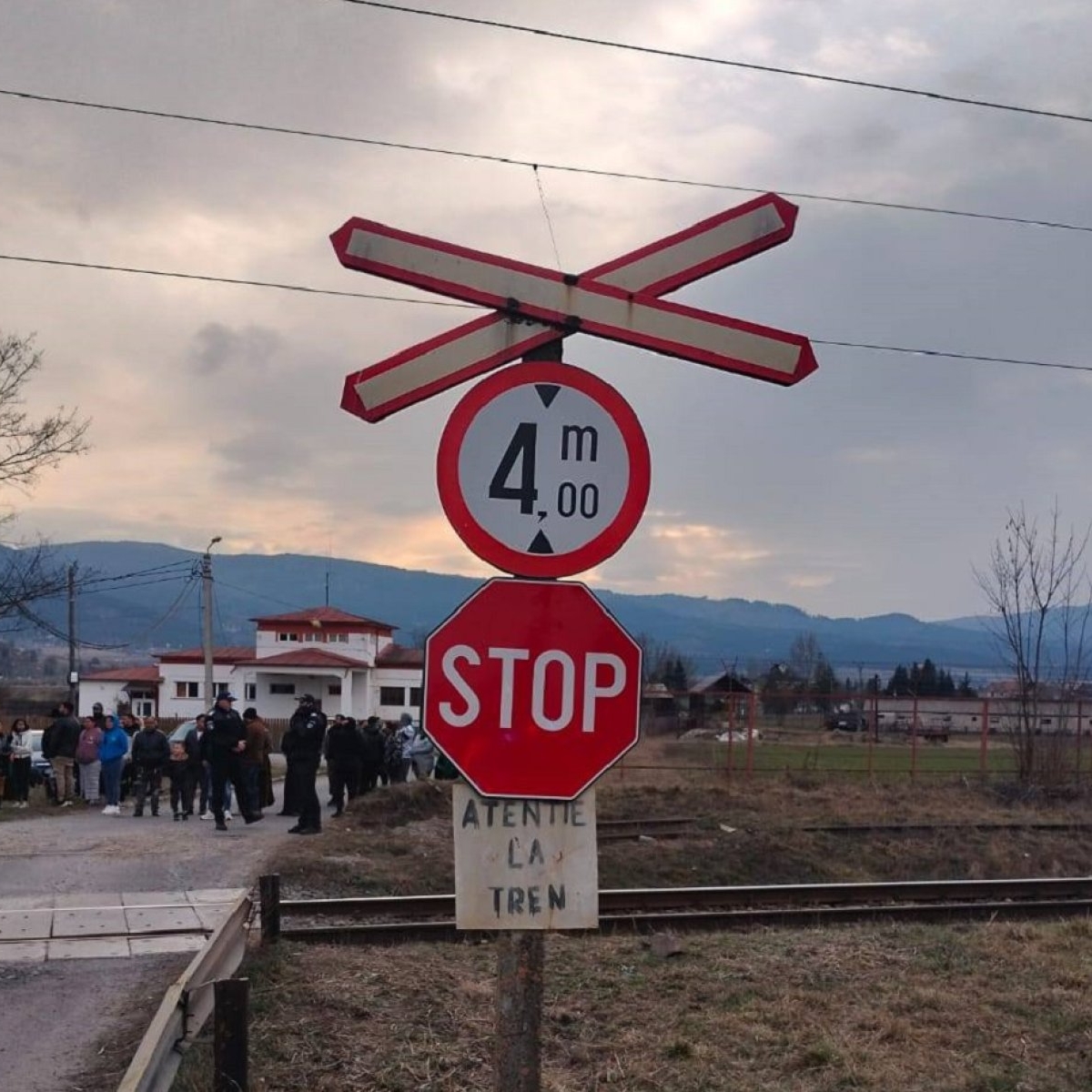 O femeie însărcinată din Miercurea Ciuc a murit după ce a fost lovită de tren. Se afla într-o căruță cu un bărbat și trei minori, care sunt în stare gravă