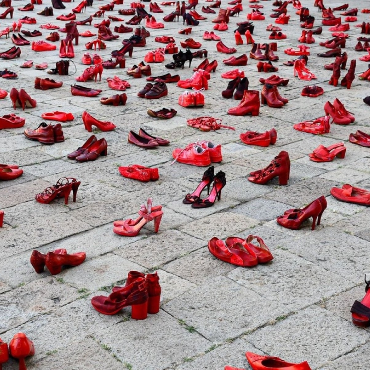 A fost adoptată „Legea femicidului" în Parlament. Ce pedepse riscă agresorii în România