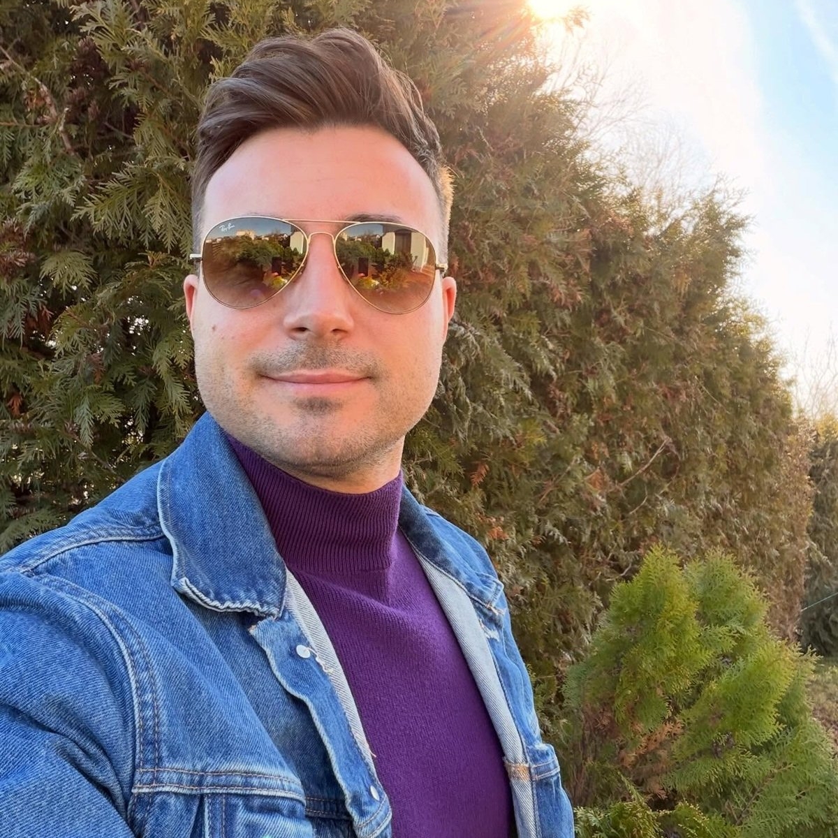 Valentin Sanfira a fost surprins alături de o altă femeie în plin scandal de divorț cu Codruța Filip. Este tot artistă de muzică populară