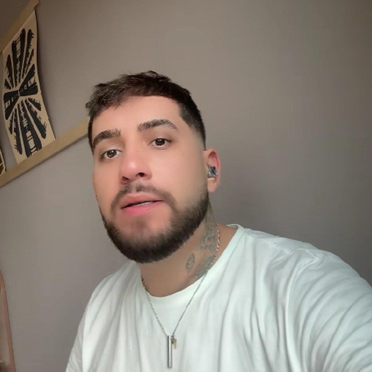 Fulgy a fost reținut de polițiști și dus de urgență la Spitalul Obregia. Fiul Vioricăi și al lui Ioniță de la Clejani a amenințat că se aruncă de la etaj