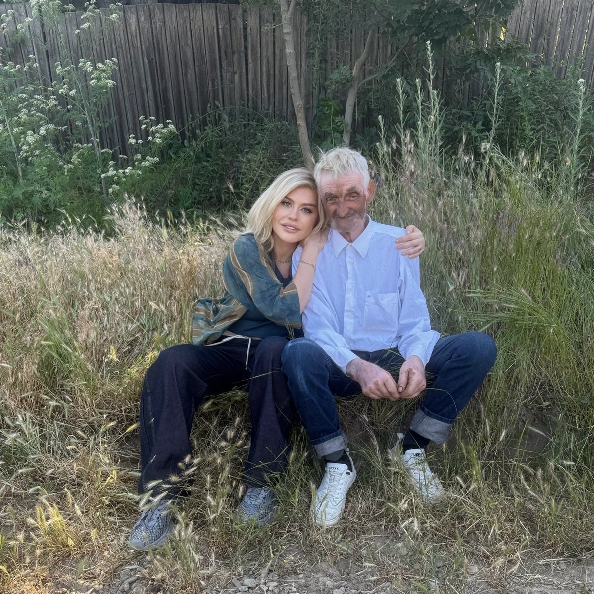 Loredana Groza este din nou în doliu, la trei luni de la moartea tatălui ei. „Odată cu el a dispărut o lume"