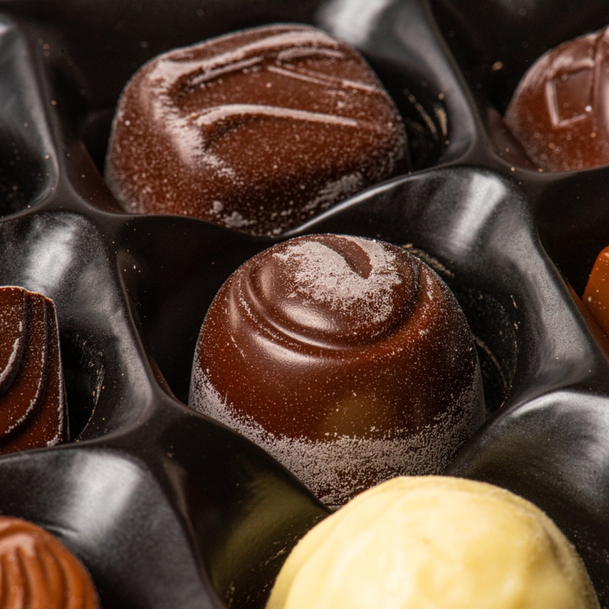 Pete albe pe ciocolată: ce sunt și de ce apar