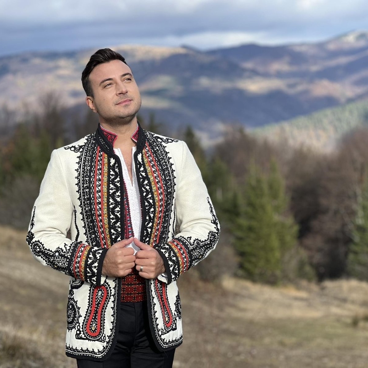 Necazurile se țin scai de Valentin Sanfira. A ajuns victima escrocheriilor în online în plin scandal de divorț