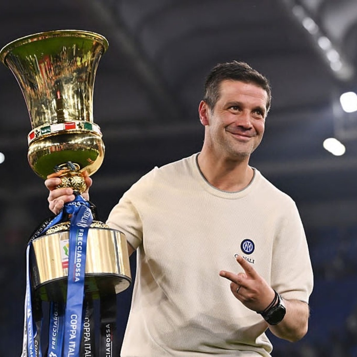 Cristi Chivu, strâns în brațe de cele mai mari susținătoare după ce a scris istorie în finala Cupei Italiei. Soția și fiicele au intrat pe teren la final de meci