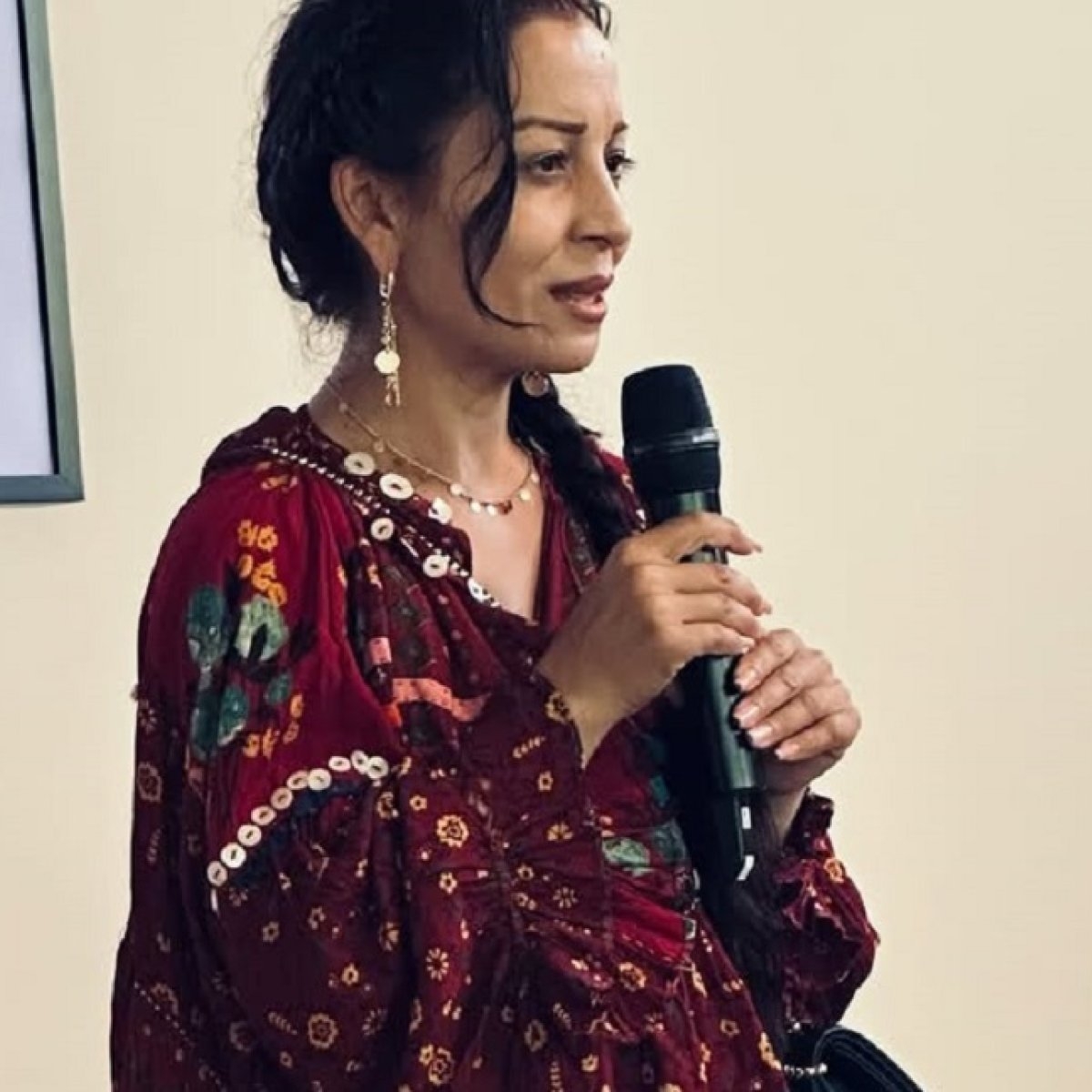 Garoafa are numai 4 clase la 42 de ani, dar acum se luptă să dea BAC-ul. Încearcă să convingă părinții din comunitatea ei să-și lase fiicele să meargă la școală. „Visul meu cel mai mare e să dau bacul"