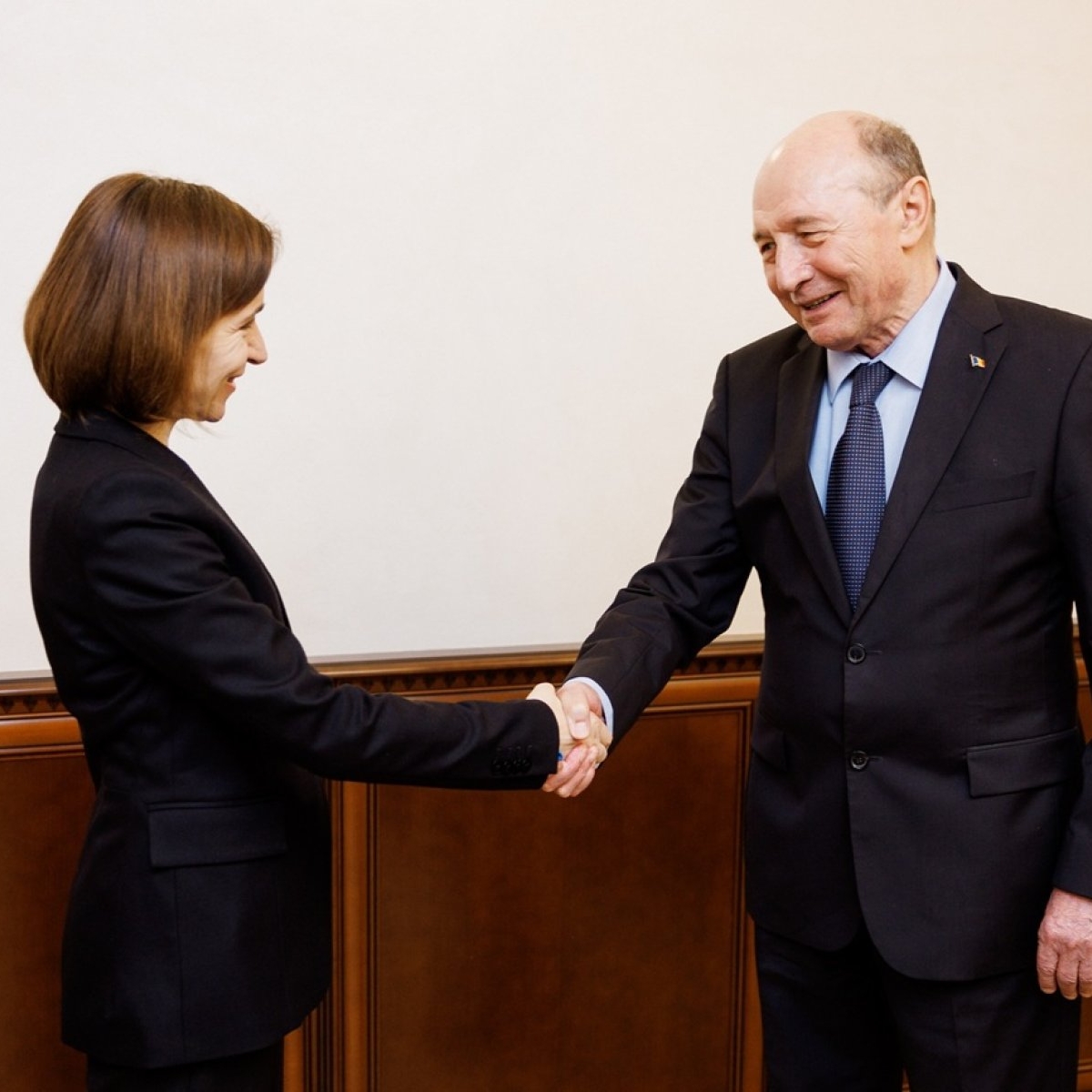Maia Sandu i-a acordat din nou cetățenia moldovenească lui Traian Băsescu. „De azi sunteți nu doar fratele nostru, ci și concetățeanul nostru”