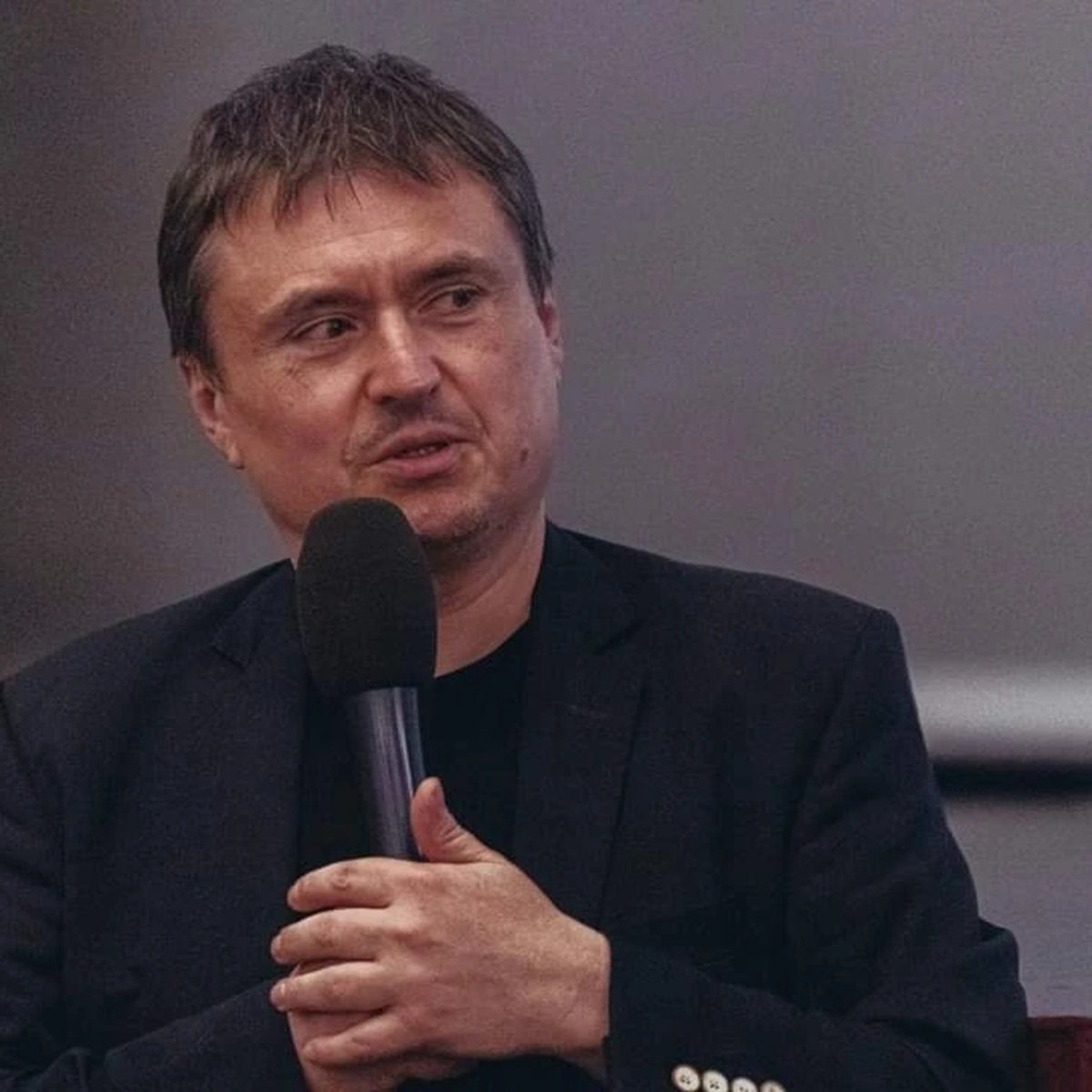 Cristian Mungiu, hărțuit ani întregi de o femeie cu probleme psihice. L-a dat în judecată pe motiv că ar fi filmat-o în public
