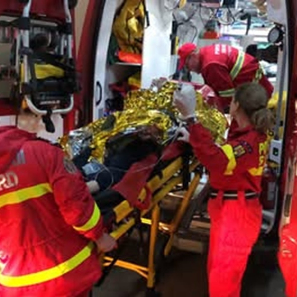 Un bărbat de 39 de ani din Botoșani a încercat să-și arda soția de vie. Se află în stare gravă la spital după ce s-a autoincendiat accidental