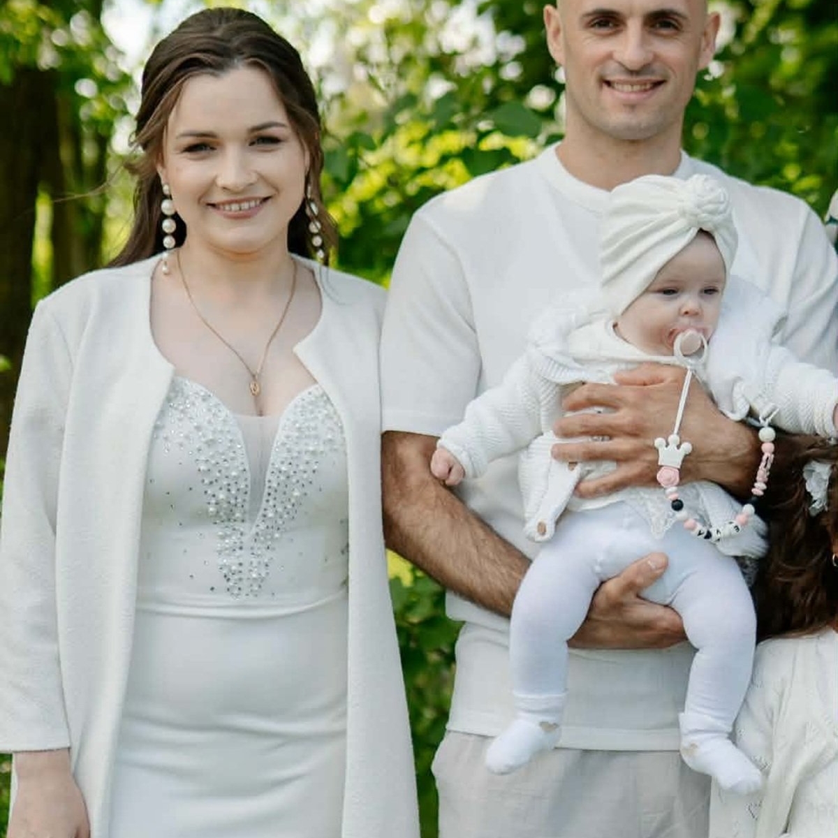Lucia și Constantin și-au pierdut viața într-un cumplit accident, împreună cu bebelușul lor de 6 luni. Fetița lor 7 ani, singura supraviețuitoare, a rămas orfană și este în stare critică