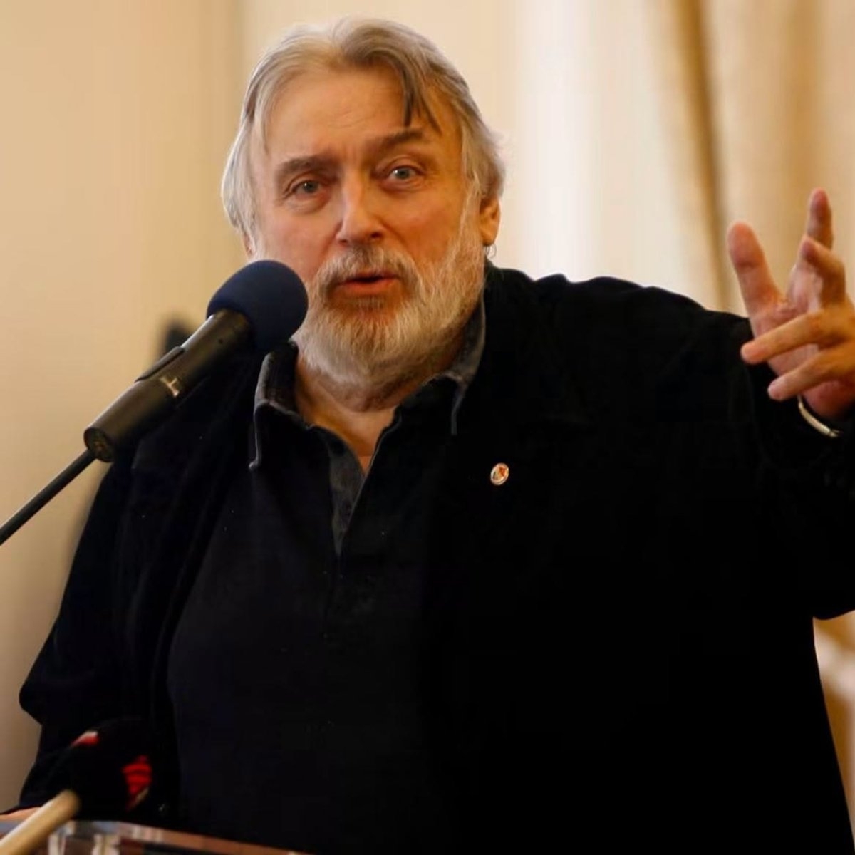 IICCMER solicită retragerea statuii lui Adrian Păunescu din Grădina Icoanei. „A contribuit la promovarea ideologiei oficiale și a cultului personalității lui Nicolae Ceaușescu”
