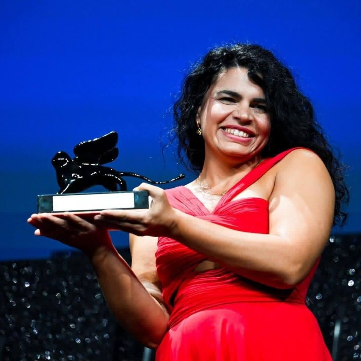 Alina Șerban este prima regizoare de etnie romă premiată la festivalul de la Veneția. A intrat pe covorul roșu în ritmuri de manele