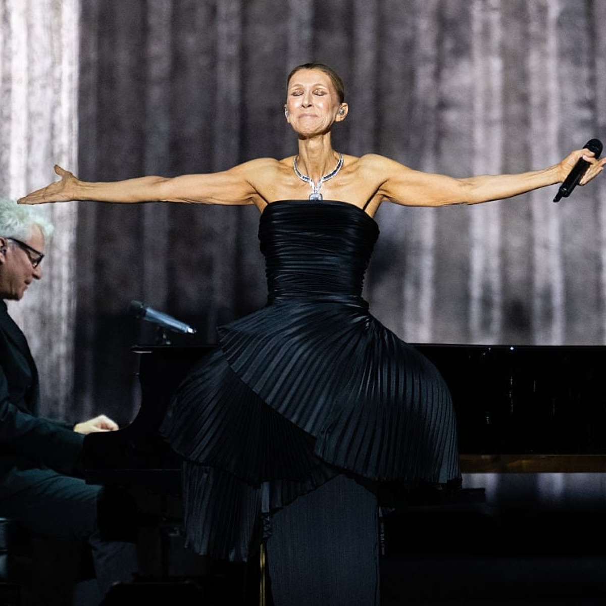 Celine Dion a revenit pe scenă după 6 ani. Artista a izbucnit în lacrimi în fața fanilor: „Am promis că mă voi întoarce”