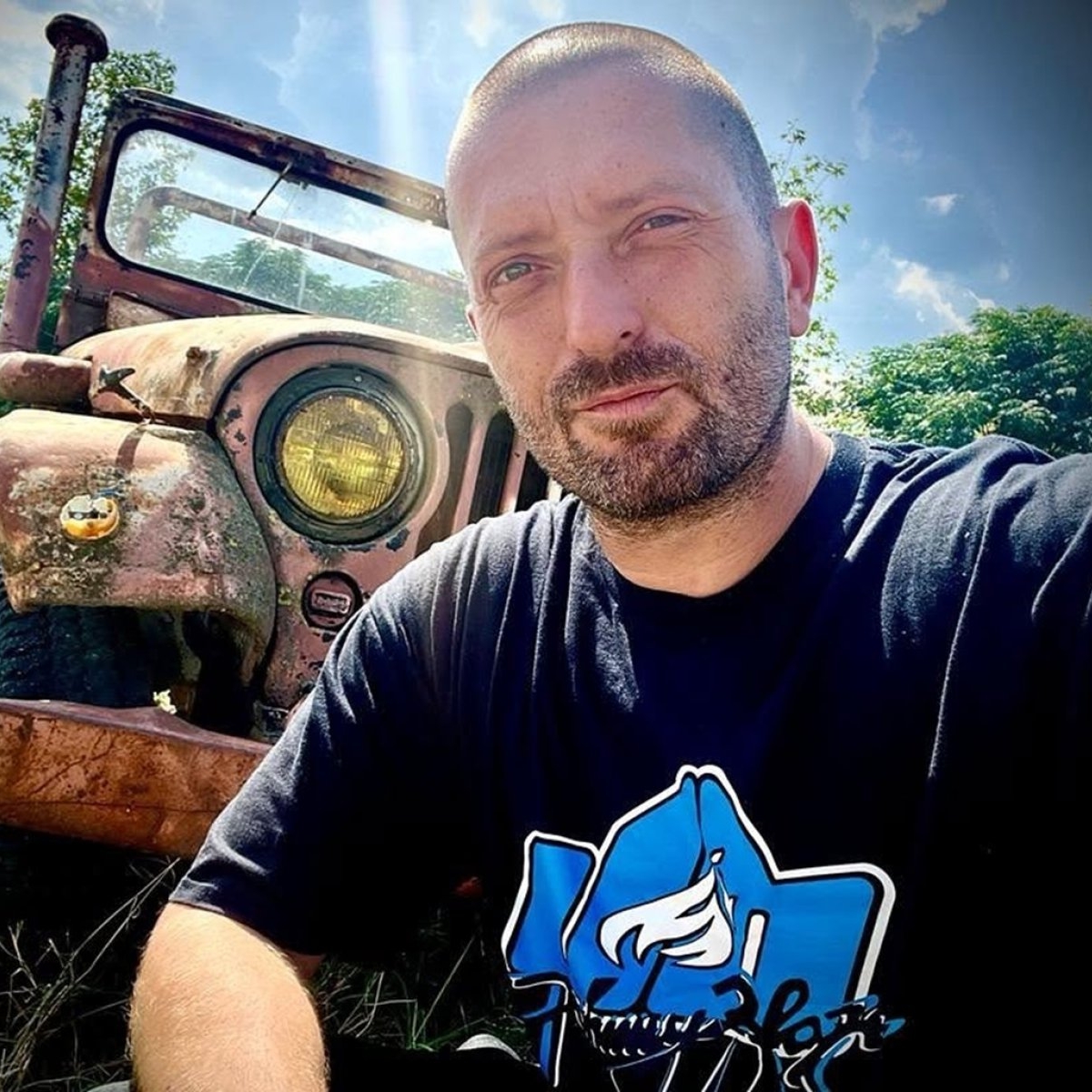 Care este numele real din buletin al lui Cheloo. Cum îl cheamă în acte pe membrul trupei Paraziții
