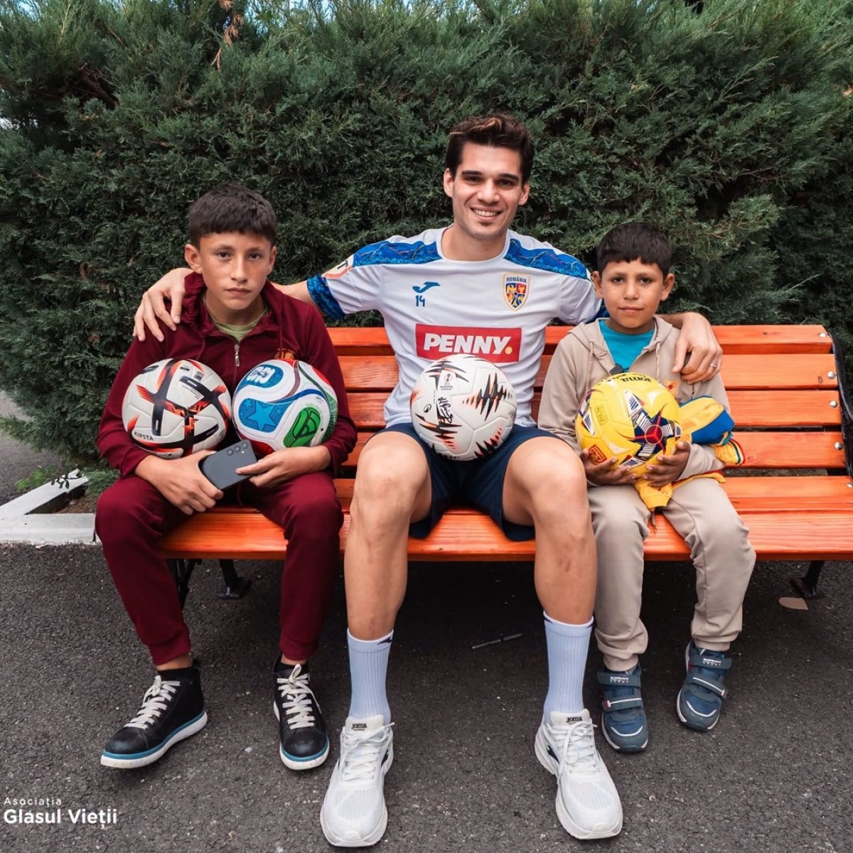 Ianis Hagi, gest impresionant pentru doi copii greu încercați de soartă: „Joacă în papuci cârpiți și legați cu sârmă”