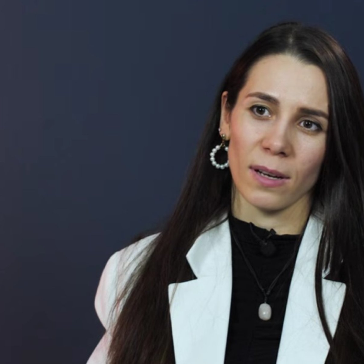 „Când tata o bătea pe mama, fugeam și dormeam prin grădini. Eram doar un copil și încercam să găsesc o cale să o salvez”. Povestea cutremurătoare a Alinei