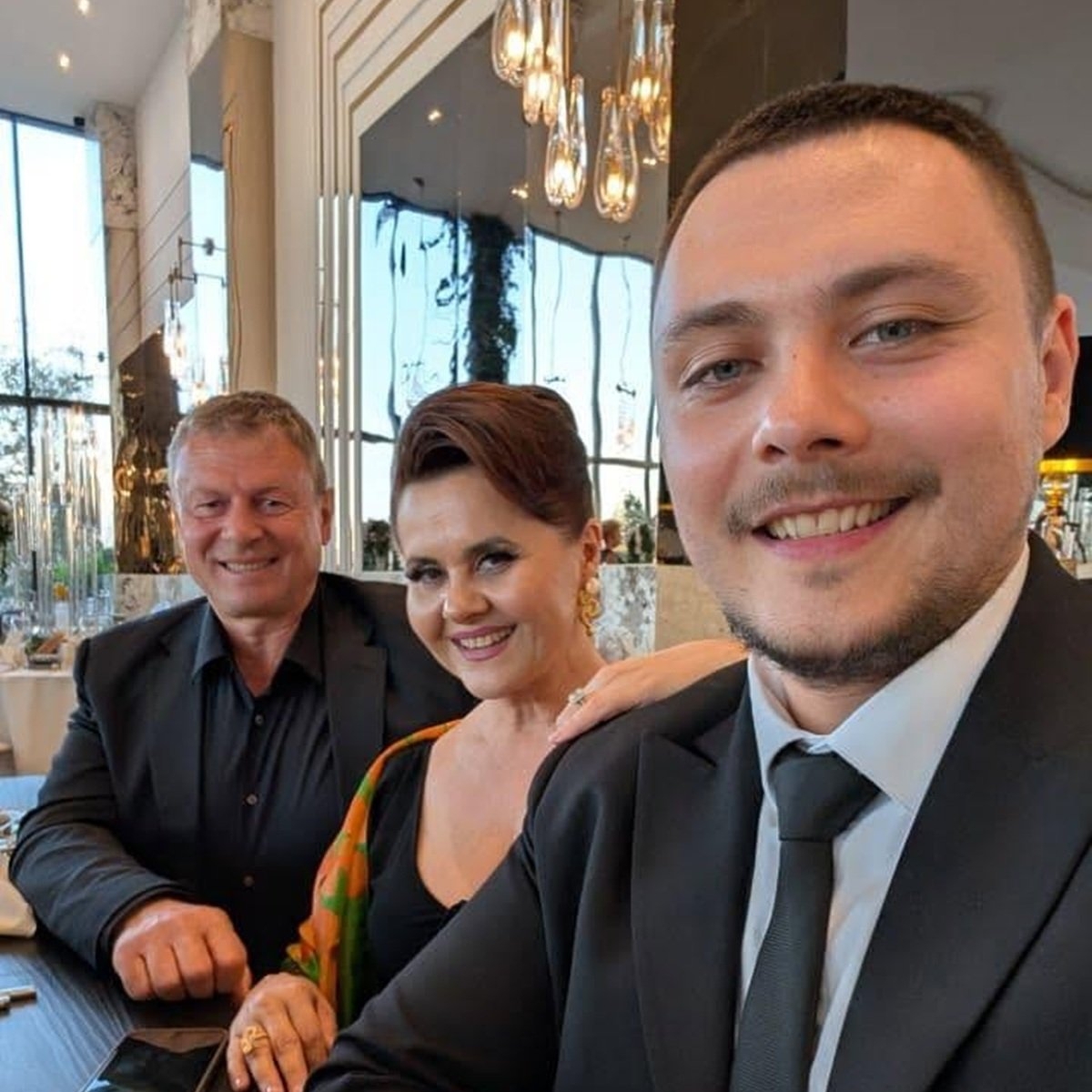 Ce băiat mare și frumos are Niculina Stoican. Vlad este bucățică ruptă din mama lui: „Binecuvântat este cel care reușește să le dea copiilor săi aripi"