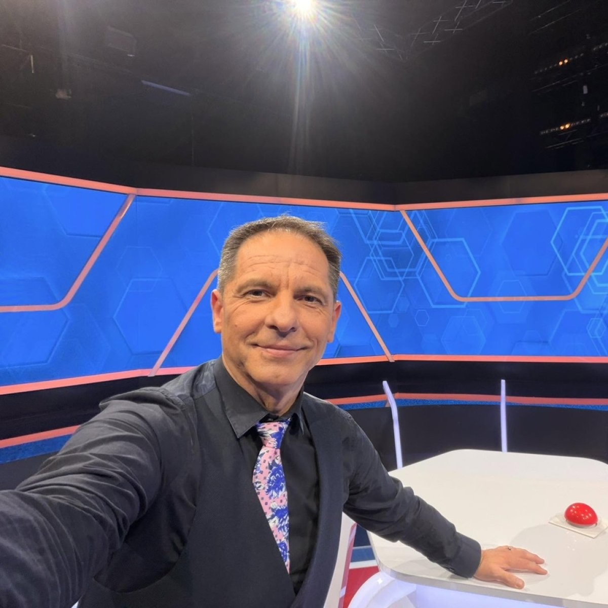Dan Negru, reacție tranșantă în online după valul de proteste violente din Franța. „Adolescentul a ajuns președinte și profesoara, Prima Doamnă a Franței”