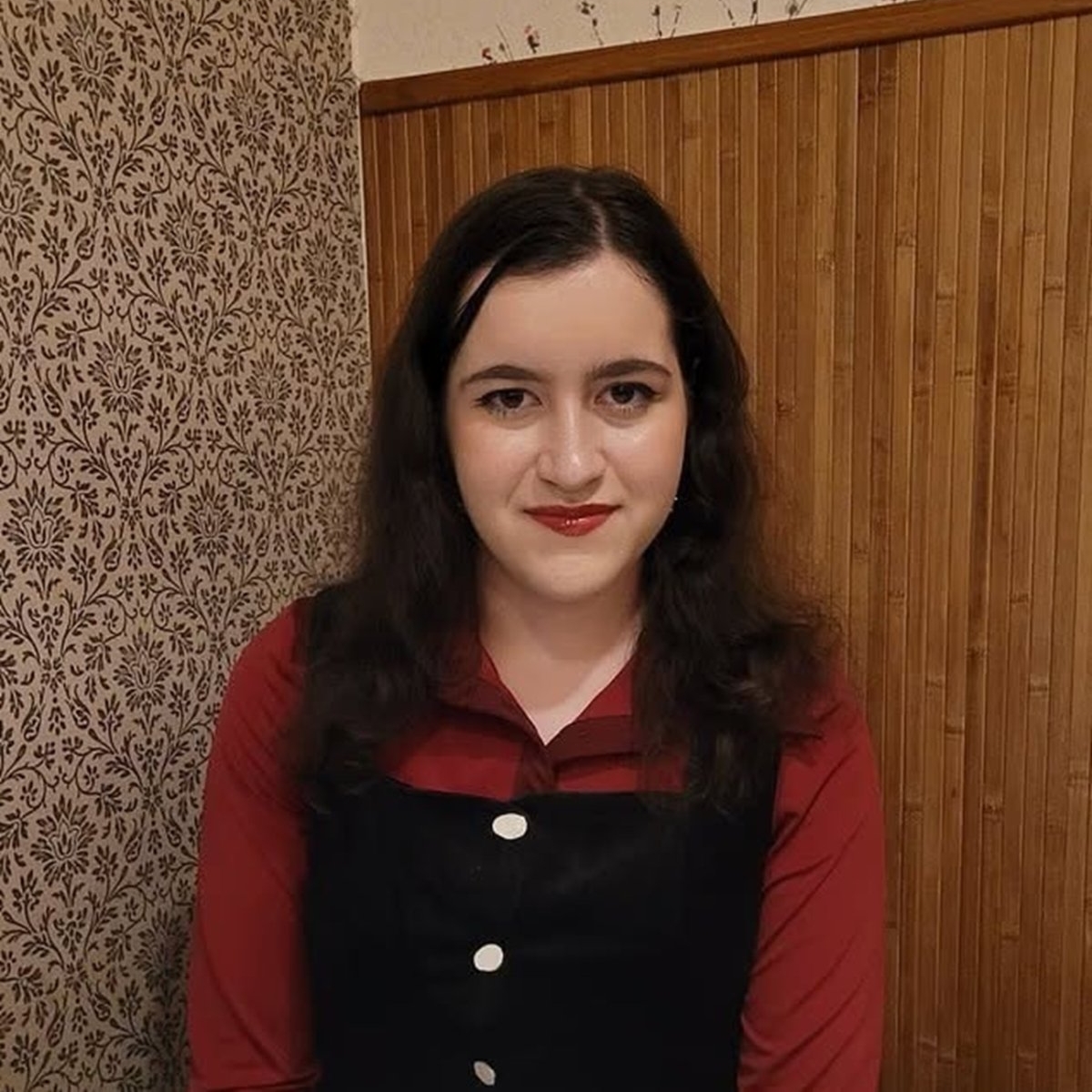 Povestea sfâșietoare a Carlei Georgescu, studenta găsită fără viață într-o cameră de cămin, chiar de ziua ei. Tatăl său vitreg a fost găsit vinovat