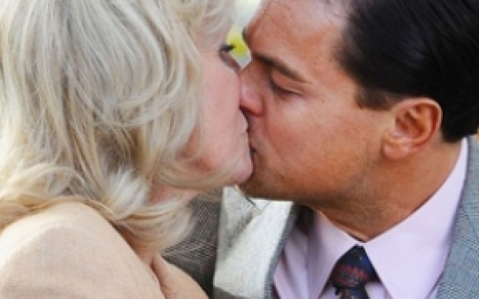 DiCaprio s-a sarutat cu o femeie de 66 de ani! Vezi imaginile!