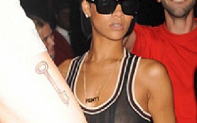 Rihanna a iesit aproape dezbracata pe strada