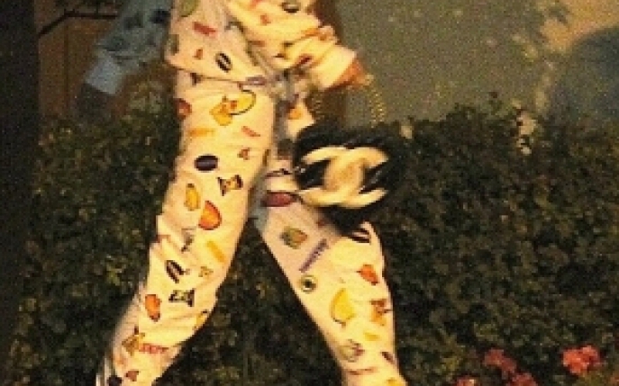O ia razna! Si-a accesorizat pijamalele cu o geanta Chanel!